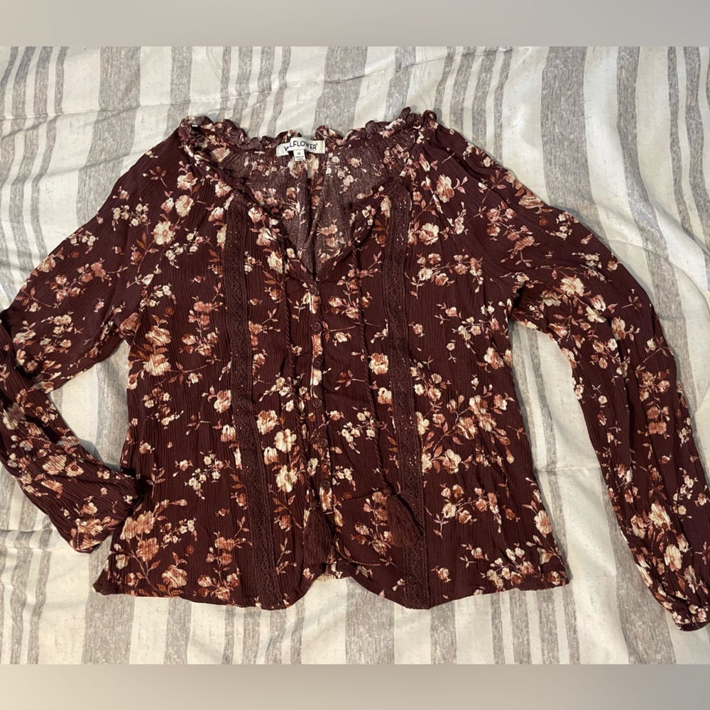 Ladies floral blouse size M burgundy color